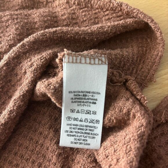 Free People Women’s Small Brown Waffle Turtleneck Sweater Raw Hem Oversized - Picture 5 of 11